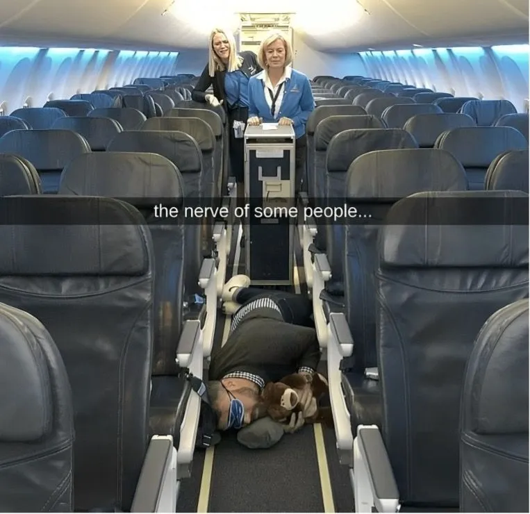 11. Tired or audacious, the passenger who lay down on the floor.jpg?format=webp