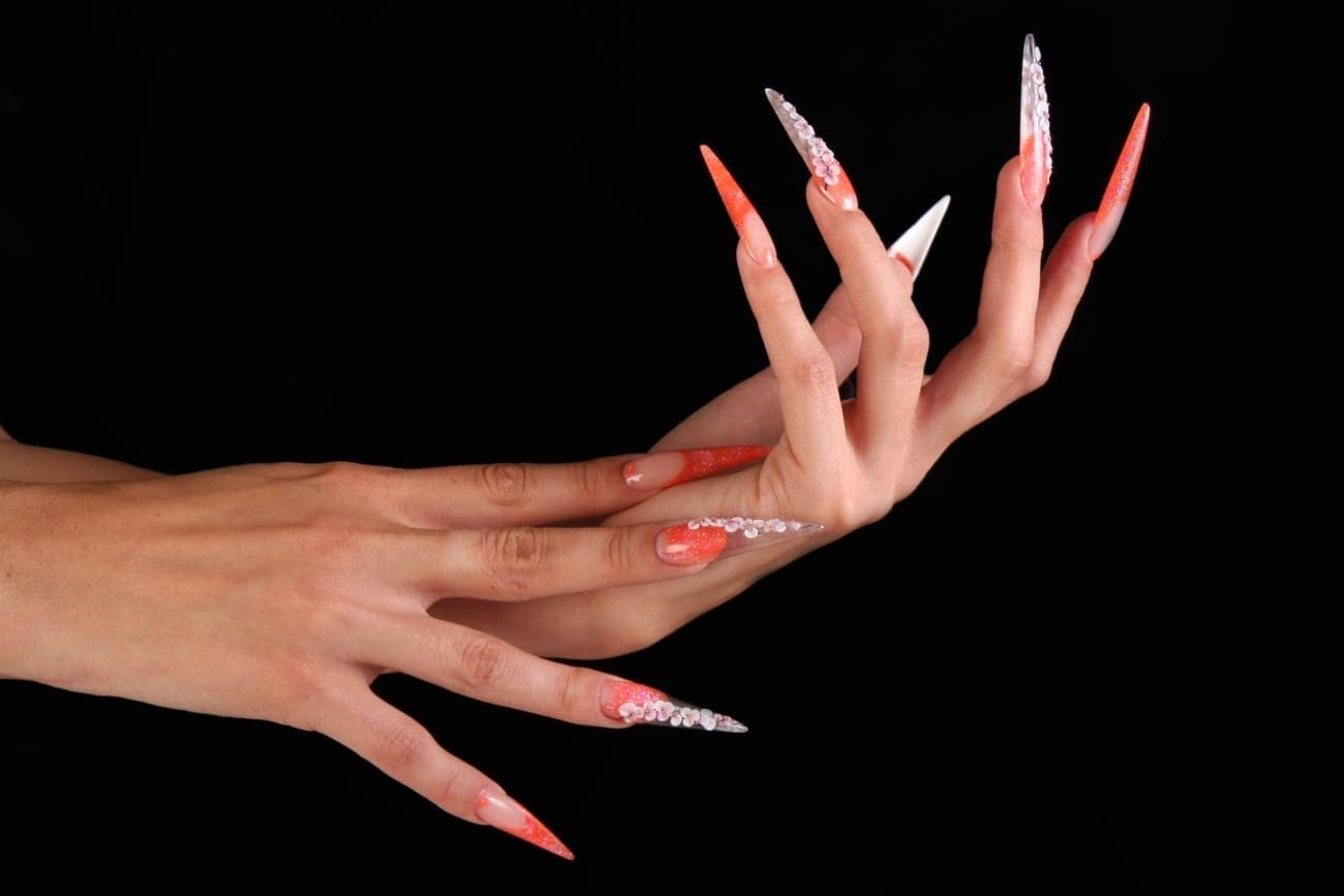 Long nails – China.jpg