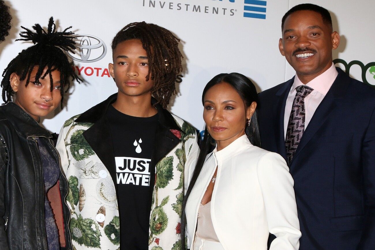 Will and Jada continued to show a picture of a happy family.jpg